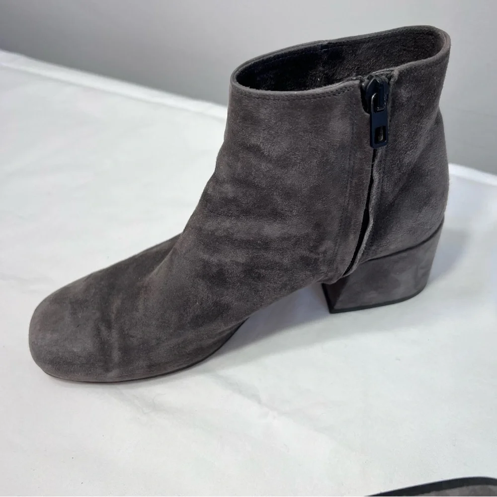 Vince Blakely gray suede ankle boots block heel side zip size 7